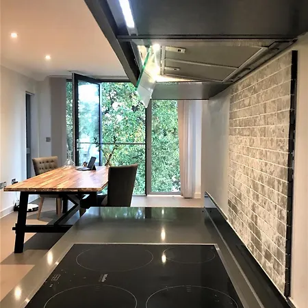 Lovely Room In Modern Apartment London
